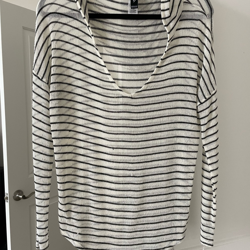 Light Long Sleeved Hooded Sweater